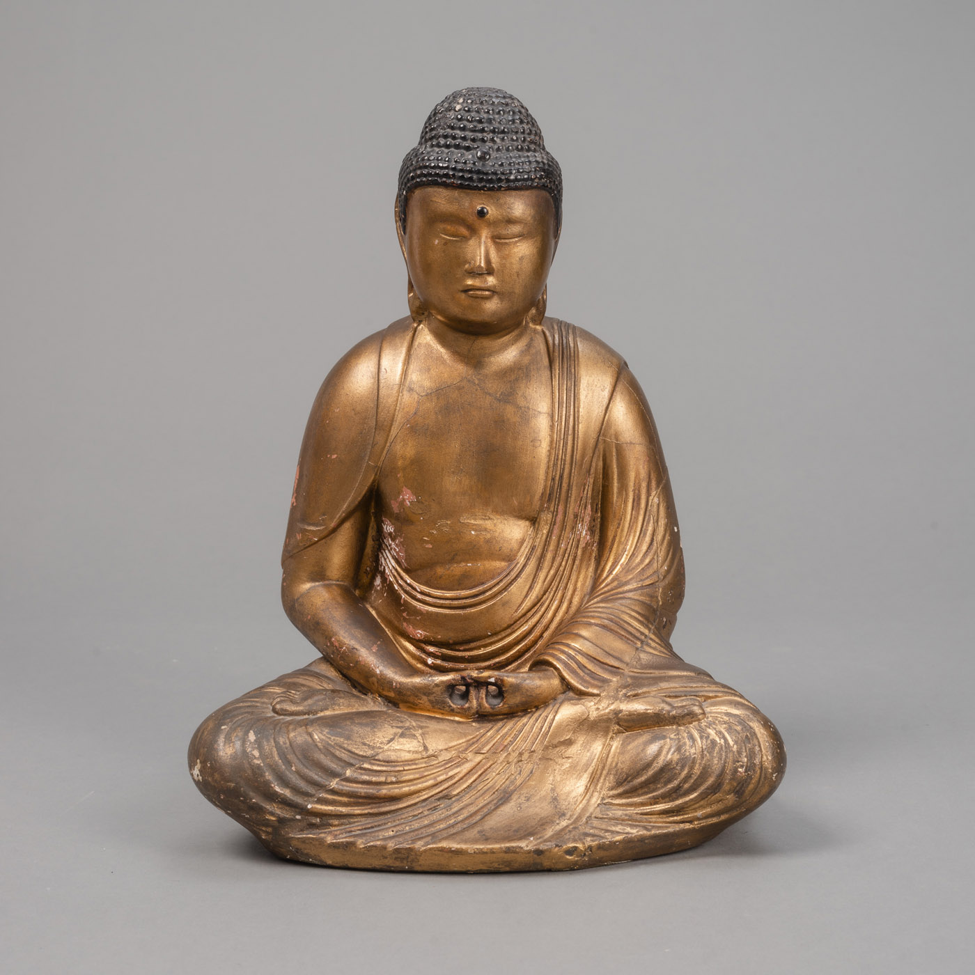 <b>Buddha Amida im Meditationssitz aus Keramik mit Lackfassung</b>