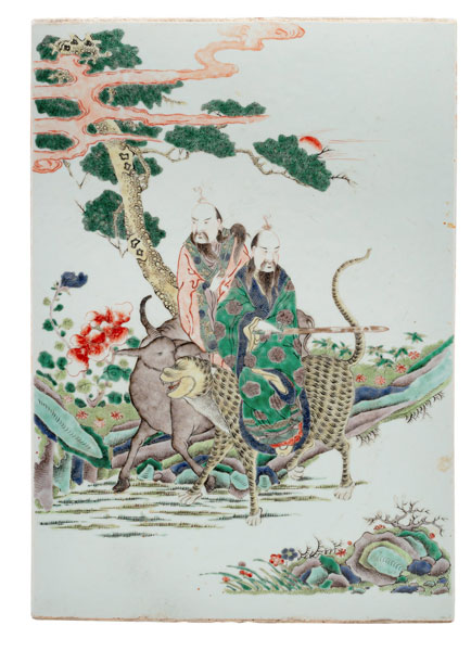 <b>Porzellantafel mit Darstellung von zwei Louhan auf ihren Begleittieren reitend in den Farben der 'Famille verte'</b>