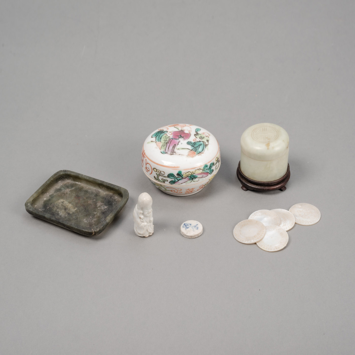 <b>Porzellandeckeldose mit 'Famille rose'-Dekor, Jadeschale und Perlmutt-Spielsteine</b>