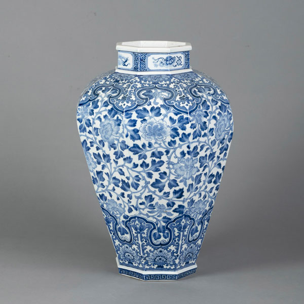 <b>Große oktogonale Porzellanvase mit unterglasurblauem Lotosdekor</b>