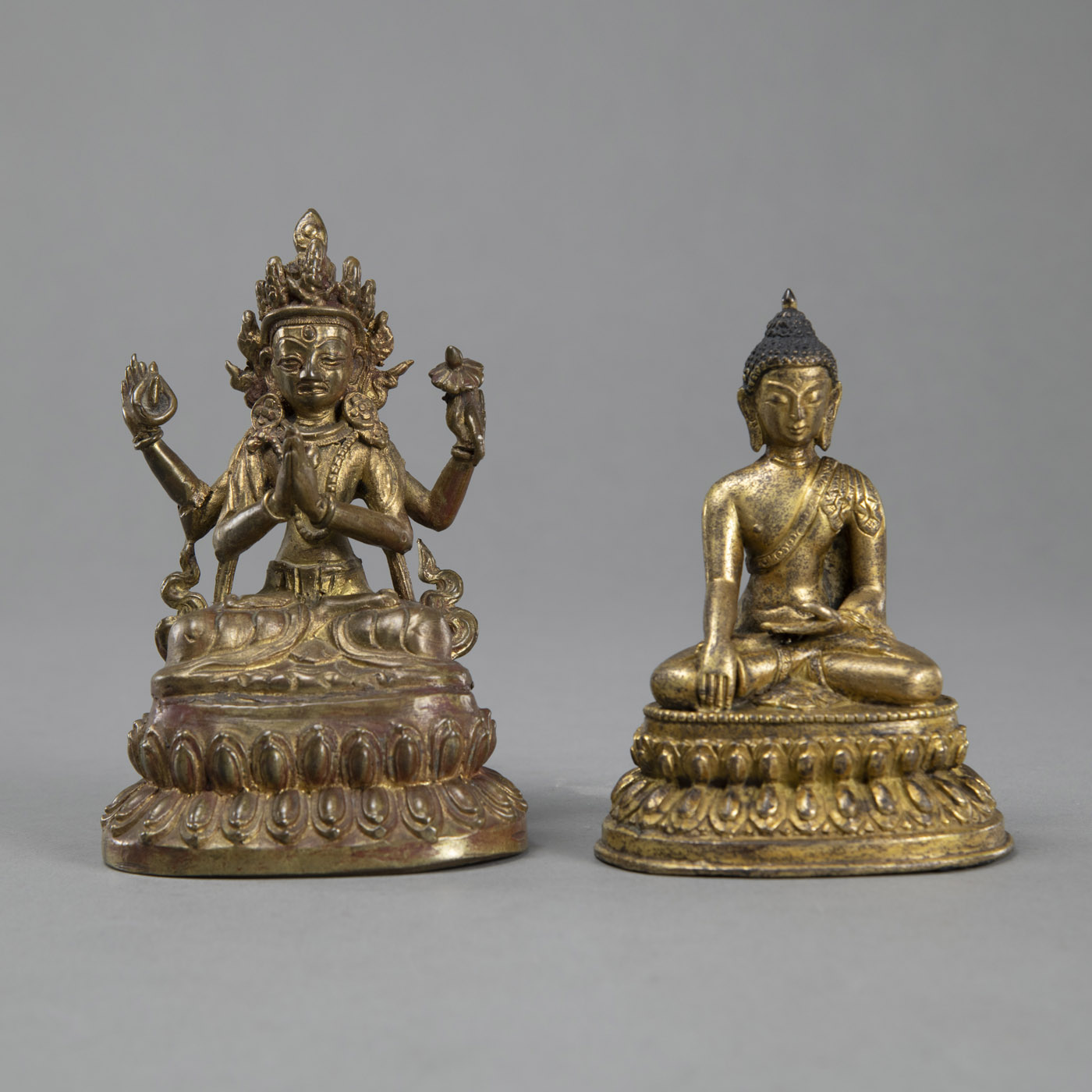 <b>Vergoldete Bronzefigur des sitzenden Buddha Shakyamuni und Bronzefigur des vierarmigen Avalokiteshvara mit Lackauflage und Vergoldung</b>