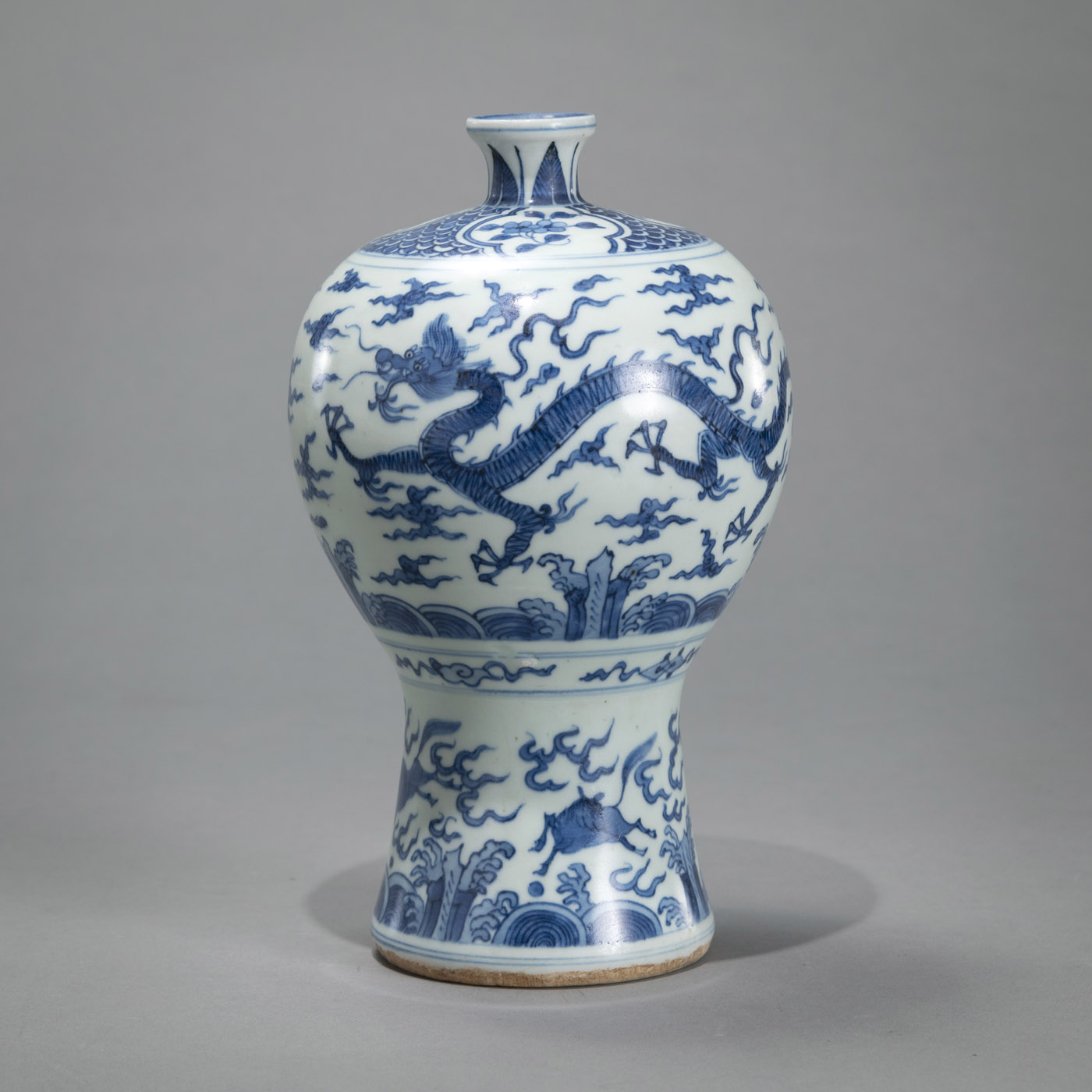 <b>Porzellanvase in 'meiping'-Form mit blau-weißem Dekor eines Drachen und Phönix sowie Pferden</b>