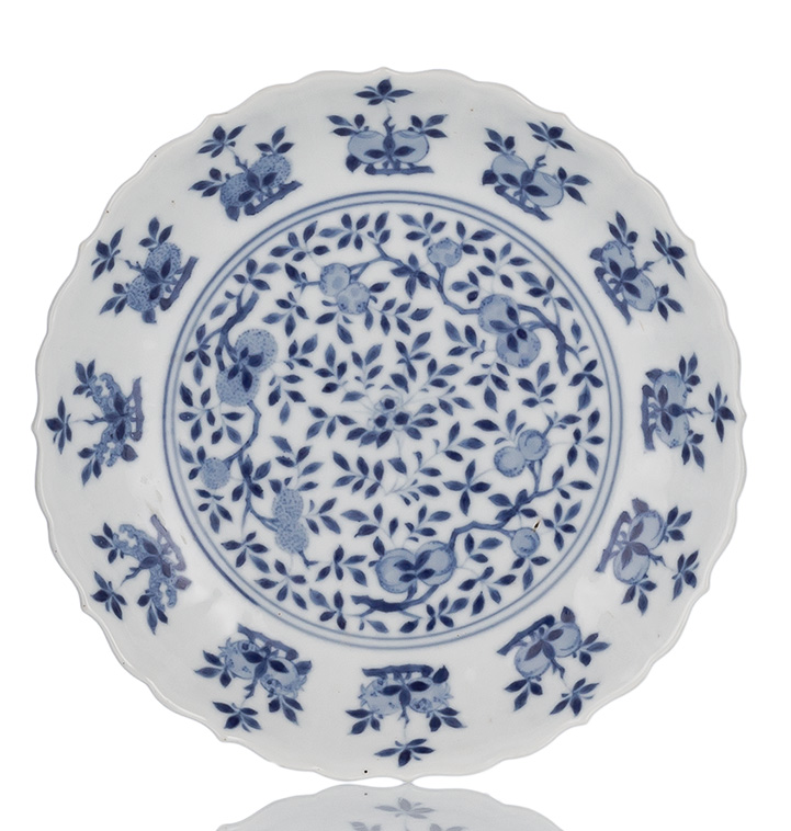 <b>A BLUE AND WHITE BLOSSOM-SHAPED DISH WITH BLOSSOMS</b>