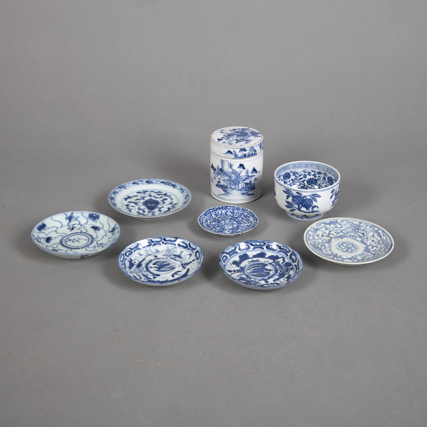 <b>LOT OF UNDERGLAZE BLUE PORCELAIN PIECES: A CYLINDRICAL BOX AND COVER, A BOWL AND SIX DISHES</b>