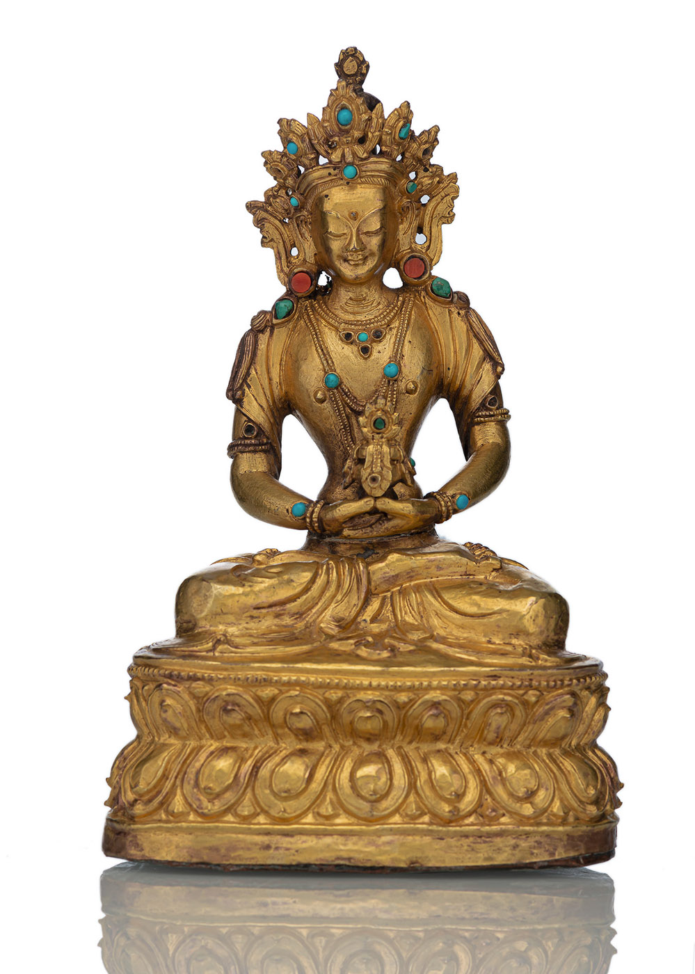 <b>Feuervergoldete Figur des Amitayus auf einem Lotusthron, teils gegossen, teils Repoussé mit Steinbesatz</b>