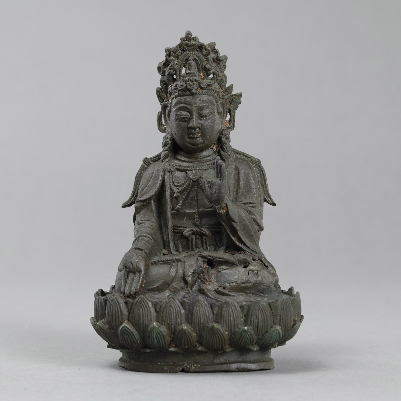 <b>A BRONZE FIGURE OF THE SEATED CROWNED GUANYIN</b>