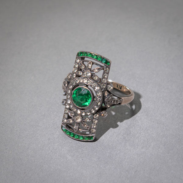 <b>AN ART-DECO RING WITH RHINESTONES</b>