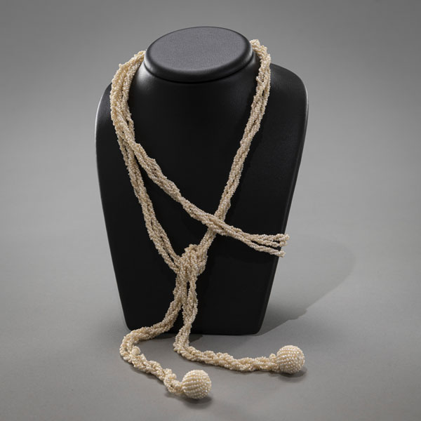 <b>A LONG SEED PEARL NECKLACE</b>