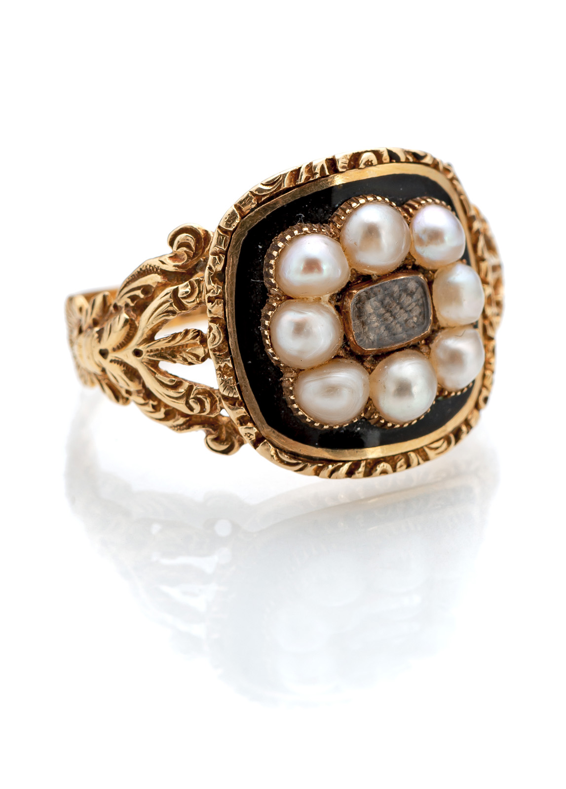 <b>A WILLIAM IV MOURNING AND MEMORY RING WITH HAIRWORK</b>