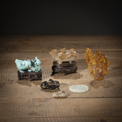 <b>(vorgesehen für Frühjahr 2023)  Schnitzerei eines Affen mit Pfirsichzweig und Lingzhi aus braun-beiger Jade</b>