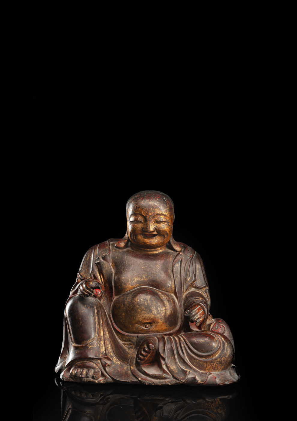 <b>Feine und große Figur des sitzenden Budai mit Lackauflage und Vergoldung aus Holz</b>