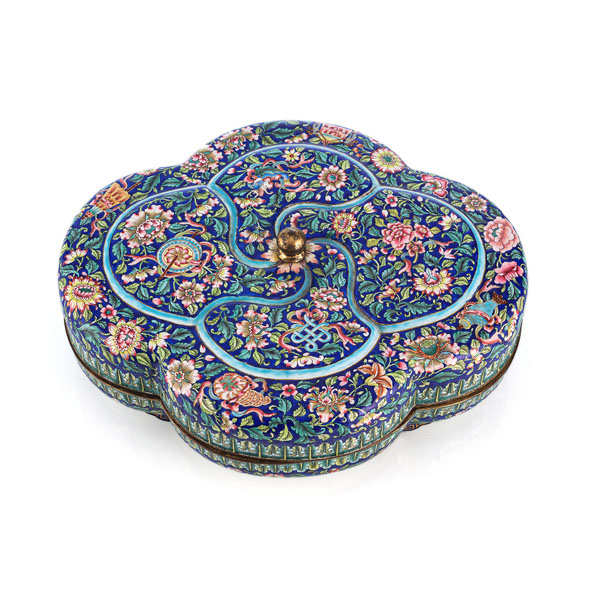 <b>A FINE CANTON ENAMEL BOX AND COVER WITH SETS INSIDE</b>