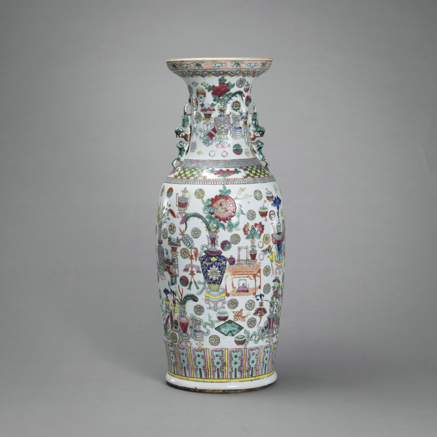 <b>Porzellanvase mit 'Famille rose'-Antiquitätendekor</b>