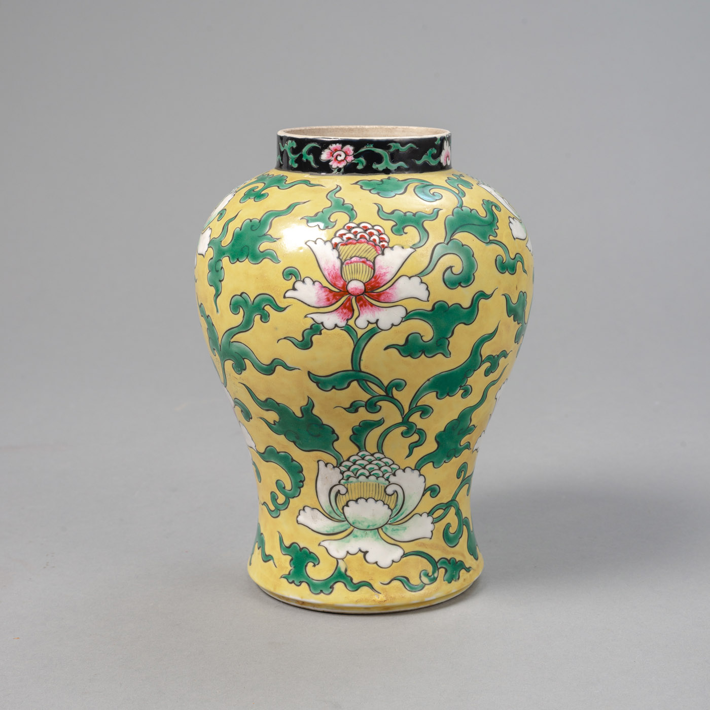 <b>Gelbgrundige Balustervase aus Porzellan mit polychrom bemaltem Lotosdekor</b>