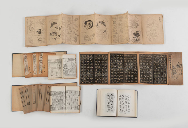 <b>Fünf Bücher zu Themen chinesische Schrift, Kalligrafie, Stickerei, Steinabreibung und Romanzeichnungen, darunter 'Shuowen Jiezi zhenben' (Zeichenlexikon der chinesischen Schrift, 6 Bd.)</b>