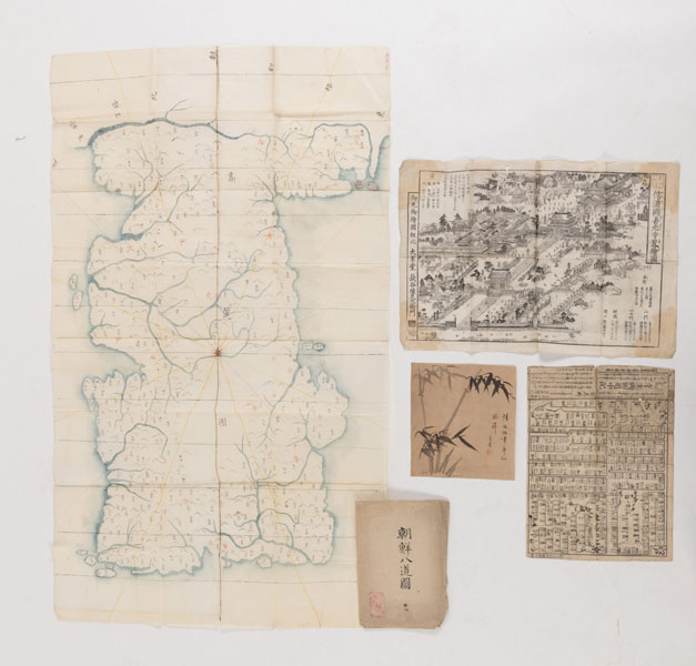 <b>Drei historische Karten: 'Toshidama Dochuki', 'Shinano no Kuni Zenkōji ryakuezu' (Karte des Sankoji-Tempels) und Karte der koreanischen acht Provinzen. Dazu: kleine Bambus-Tuschmalerei</b>