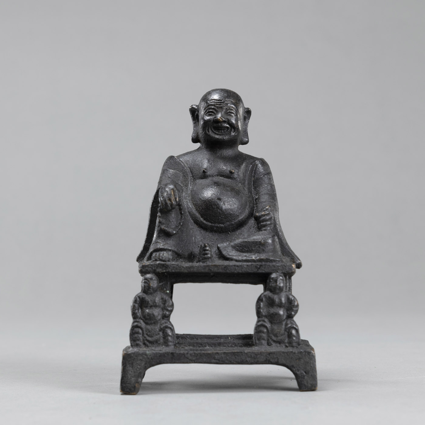 <b>Sitzender Budai aus Bronze auf einem hohem Podest</b>