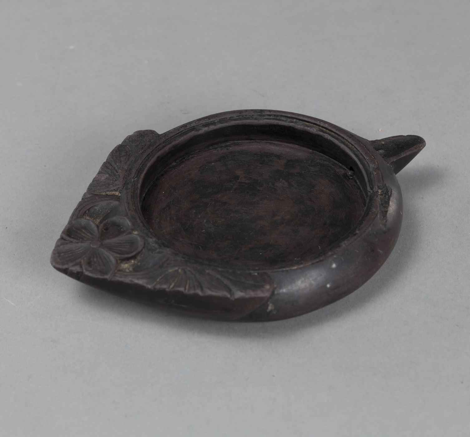 <b>AN INK STONE IN THE FORM OF A WATER DROPPER CARVED WITH FLORAL DECORATION</b>