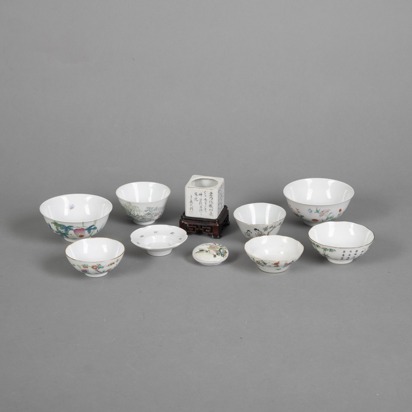 <b>LOT OF PORCELAINS: A BOWL WITH SAUCER, SIX BOWLS, A BOX WITH COVER FOR SEAL PASTA, A SMALL SQUARE BRUSH CUP WITH WOODEN BASE</b>