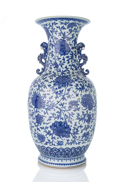 <b>A LARGE BLUE AND WHITE LOTUS TWIN-BIRD-HANDLED PORCELAIN VASE</b>