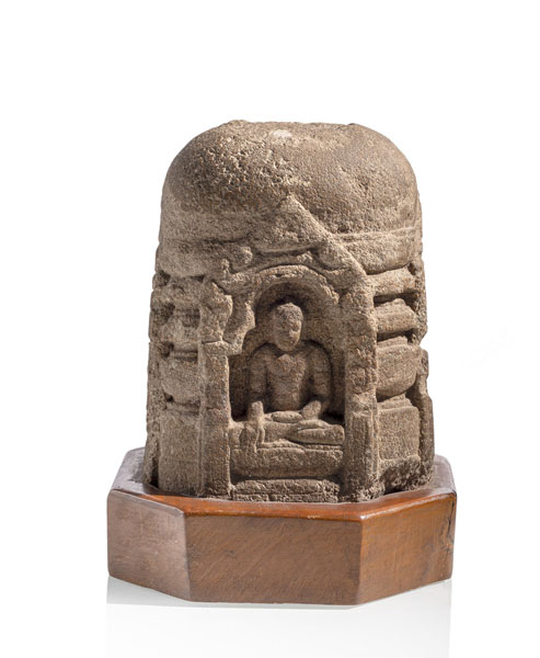 <b>Stupa aus Stein mit umlaufendem Dekor von Buddha Skulpturen in vier Nischen sitzend dargestellt</b>