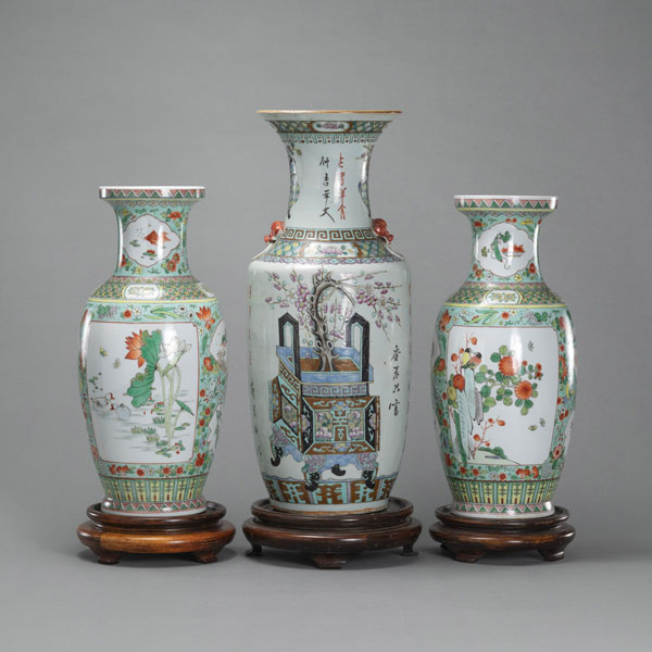 <b>A LARGE PORCELAIN 'ANTIQUE' VASE AND A PAIR OF 'FAMILLE VERTE' VASES WITH FLORAL DECORATION, EACH WITH A WOODEN BASE</b>