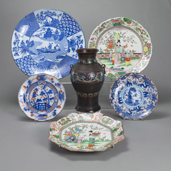 <b>Zwei  blütenförmige 'famille verte'-Teller mit Dame und Knaben, drei unterglasurblau dekorierte Teller sowie Champlevé-Vase</b>