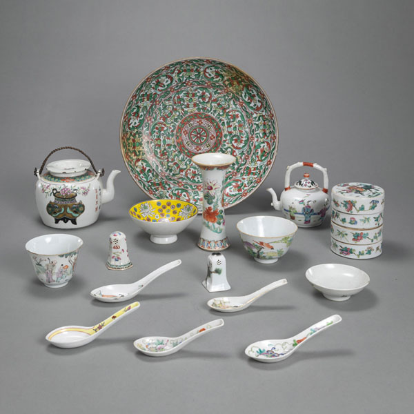 <b>A GROUP OF PORCELAINS: A LARGE 'WUCAI' DISH, TWO TEAPOTS, A FOUR-PART STACKING BOX, FIVE SPOONS, A TEA CUP WITH COVER, TWO BOWLS AND TWO SALT SHAKERS</b>