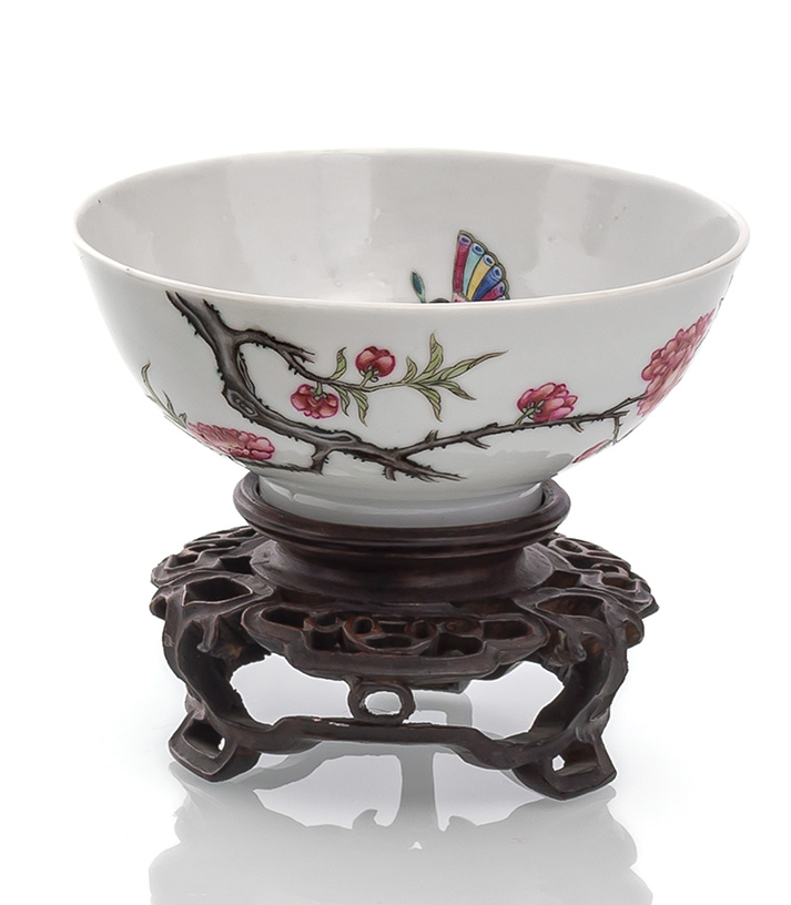 <b>A FAMILLE ROSE BUTTERFLY AND FLOWER BOWL WITH CARVED WOOD STAND</b>