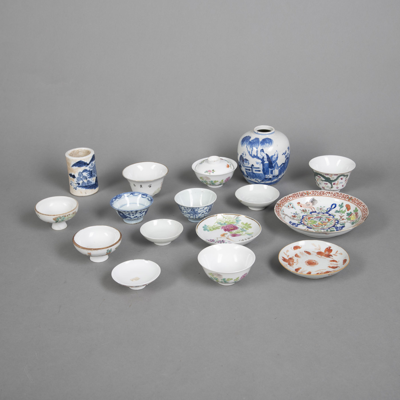<b>A GROUP OF 'FAMILLE ROSE' RESP. BLUE-WHITE PORCELAINS: TWO COVERED DRAGON CUPS, EIGHT BOWLS OR COVERS, THREE DISHED AND TWO VASES</b>