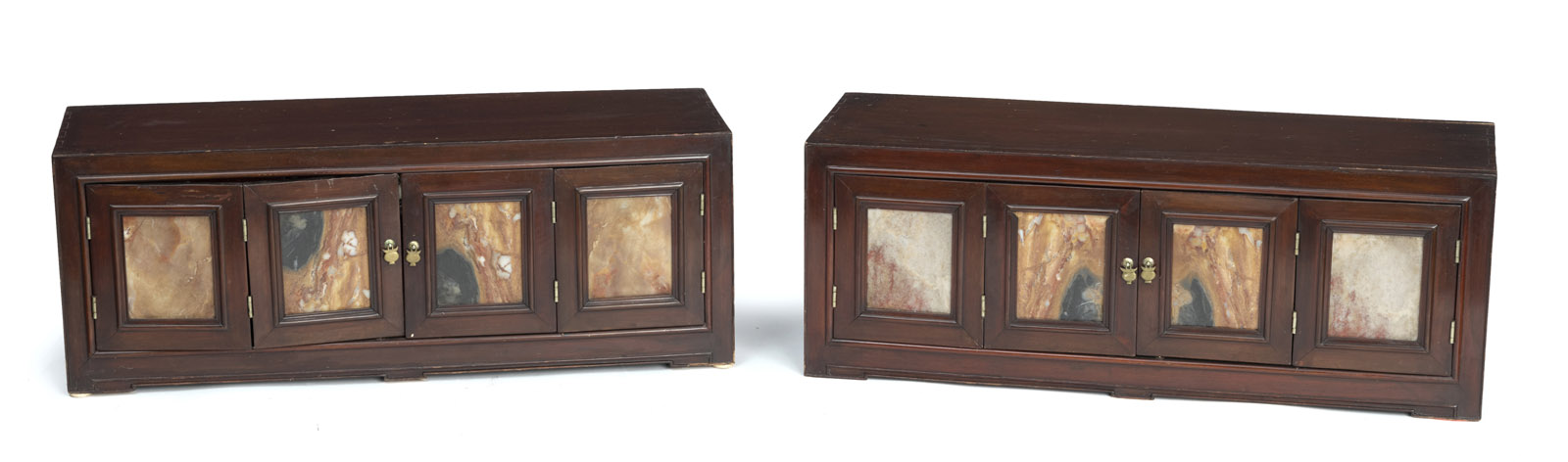 <b>Paar flache Holz-Schränke (mungab), jeweils mit zweiteiligen klappbaren Türen, mit Marmorpaneelen eingelegt</b>