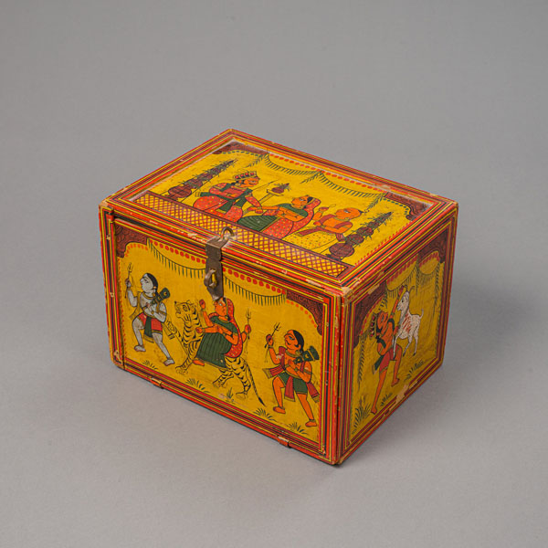 <b>Kleiner Kasten aus Holz, wohl für Ganjifa-Spiele. bemalt und innen mit Schubladen, vorne Klappdeckel</b>