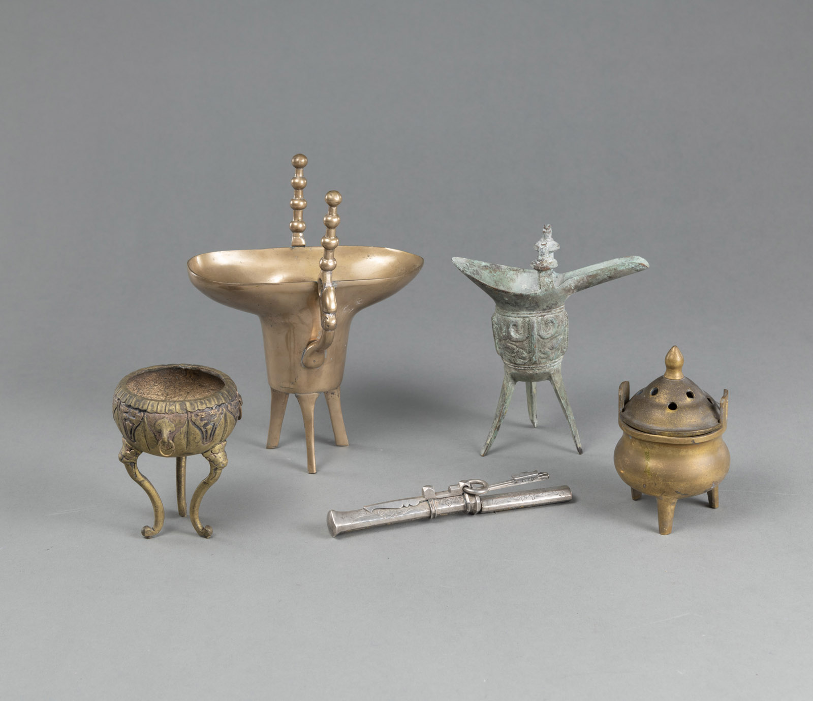 <b>TWO 'JUE' CUPS, TWO INCENSE BURNERS AND A KNIFE WITH CHOPSTICKS</b>
