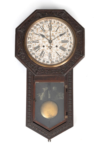 <b>Pendelwanduhr mit Datumsanzeige und Holzkasten beschnitzt in feinem Relief</b>