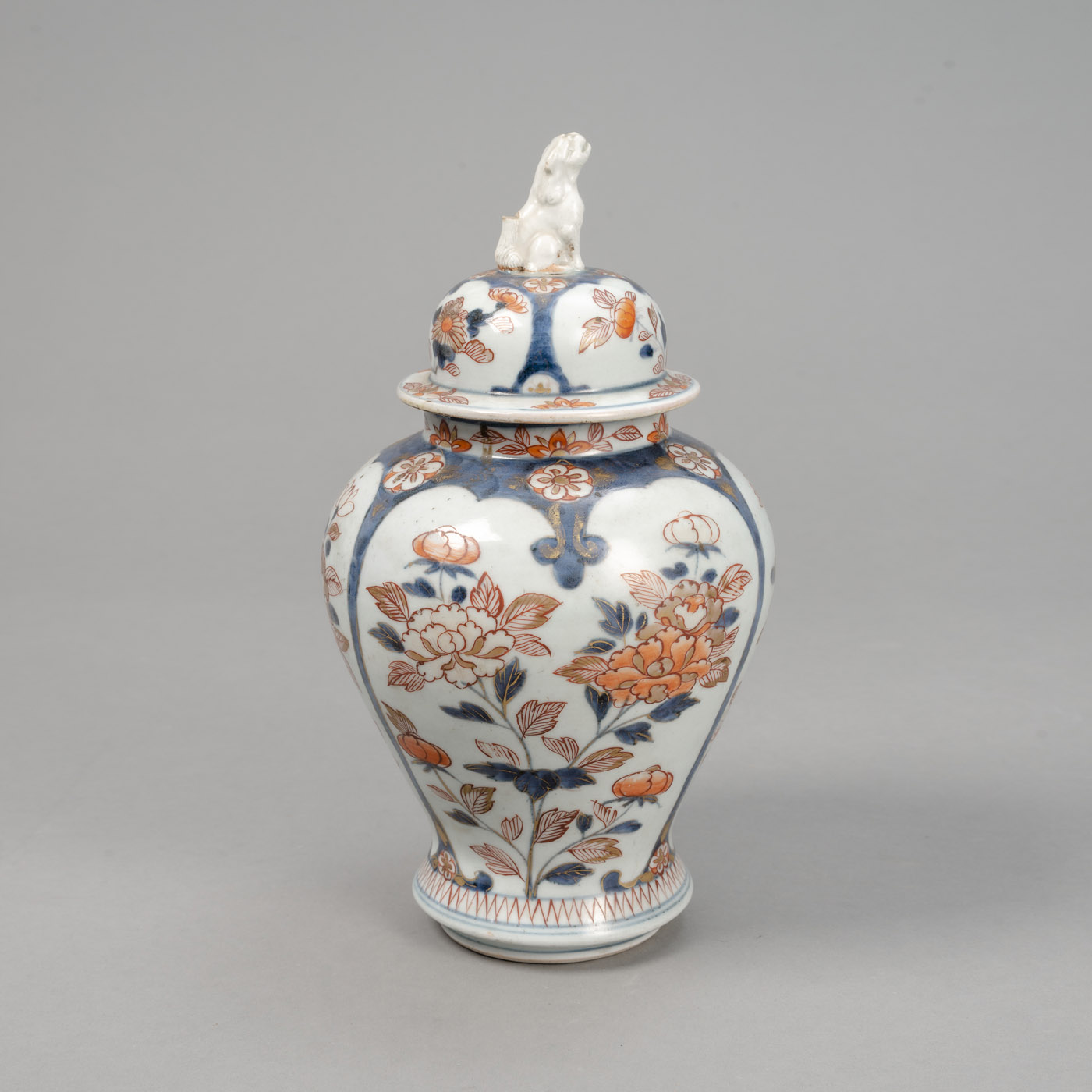 <b>Deckelvase aus Porzellan mit Imari-Floraldekor</b>