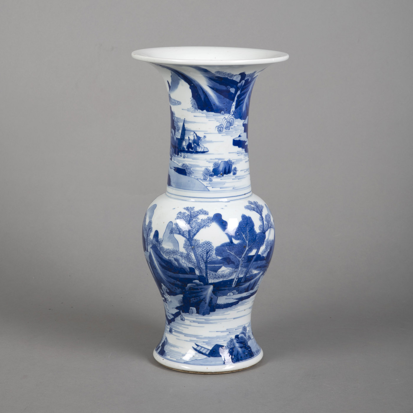 <b>'Yenyen'-Vase aus Porzellan mit unterglasurblauem Landschaftsdekor</b>
