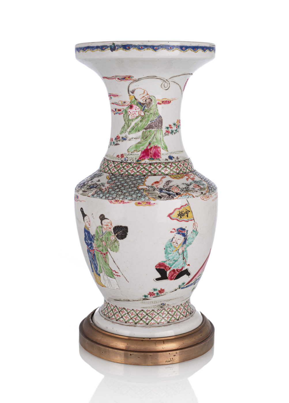 <b>Porzellanvase aus Porzellan mit tellerförmiger Mündung mit figuralem 'Famille rose'-Dekor und Bronzemontierung am Fuß</b>