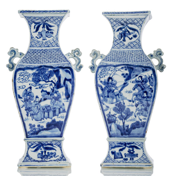<b>Paar rechteckige Balustervasen aus Porzellan mit seitlichen Handhaben und unterglasurblauem Floral- und Figurendekor</b>
