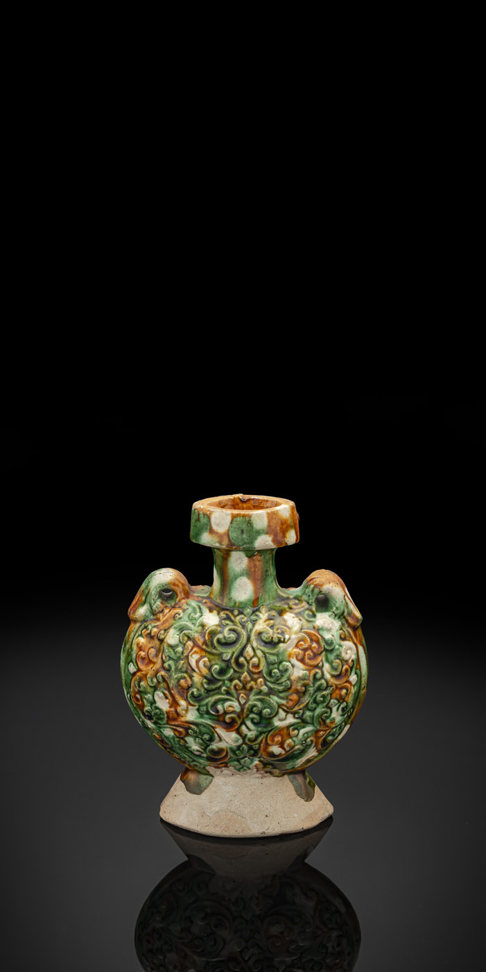 <b>A RARE MOLDED SANCAI POTTERY PILGRIM'S FLASK</b>