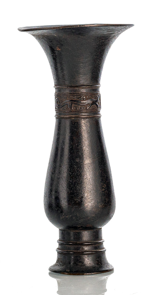 <b>Weingefäß aus Bronze vom Typ 'zhi' im archaischen Stil</b>