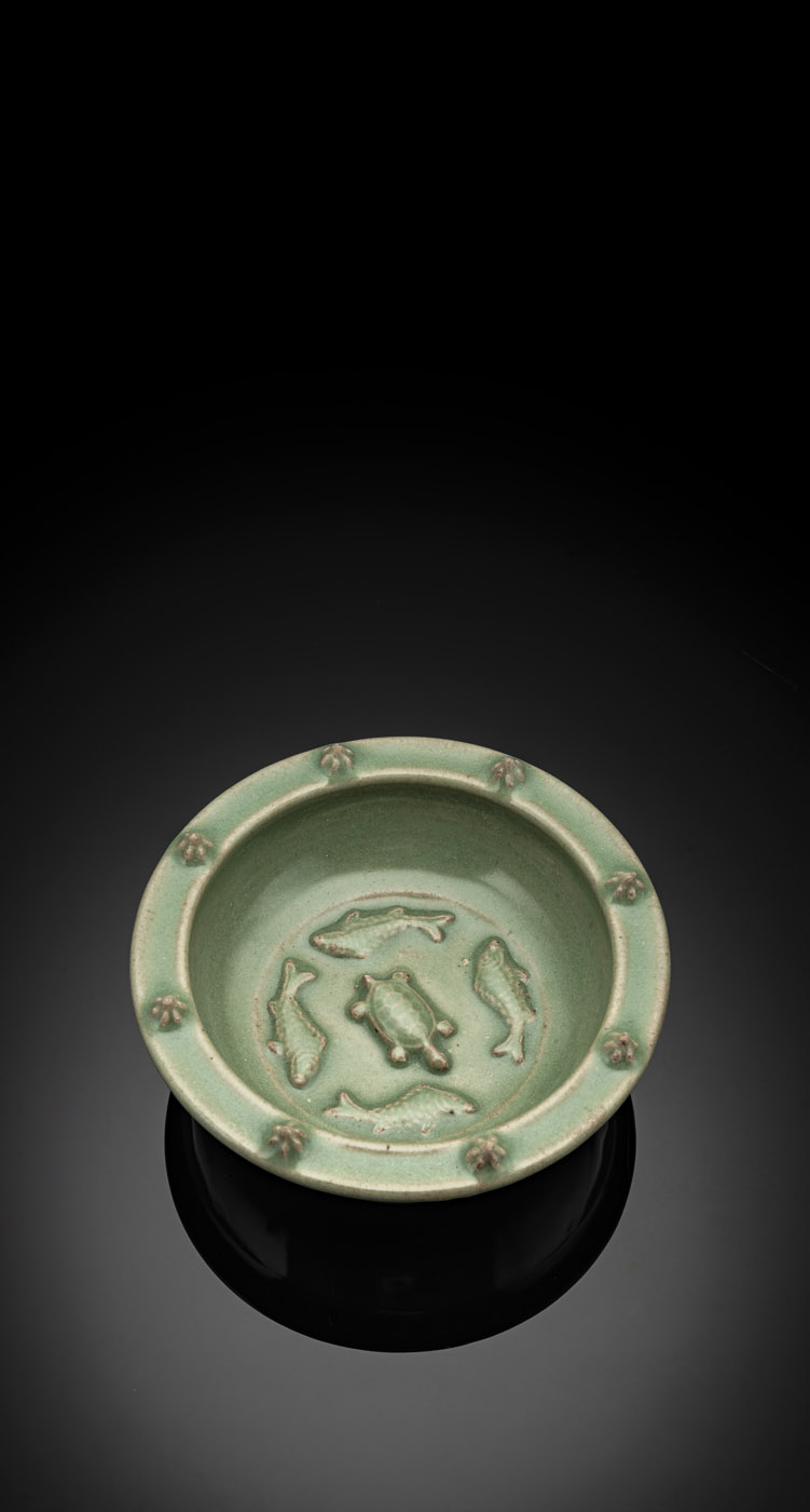 <b>A FINE AND RARE TURTLE AND FISH LONGQUAN BRUSH WASHER</b>