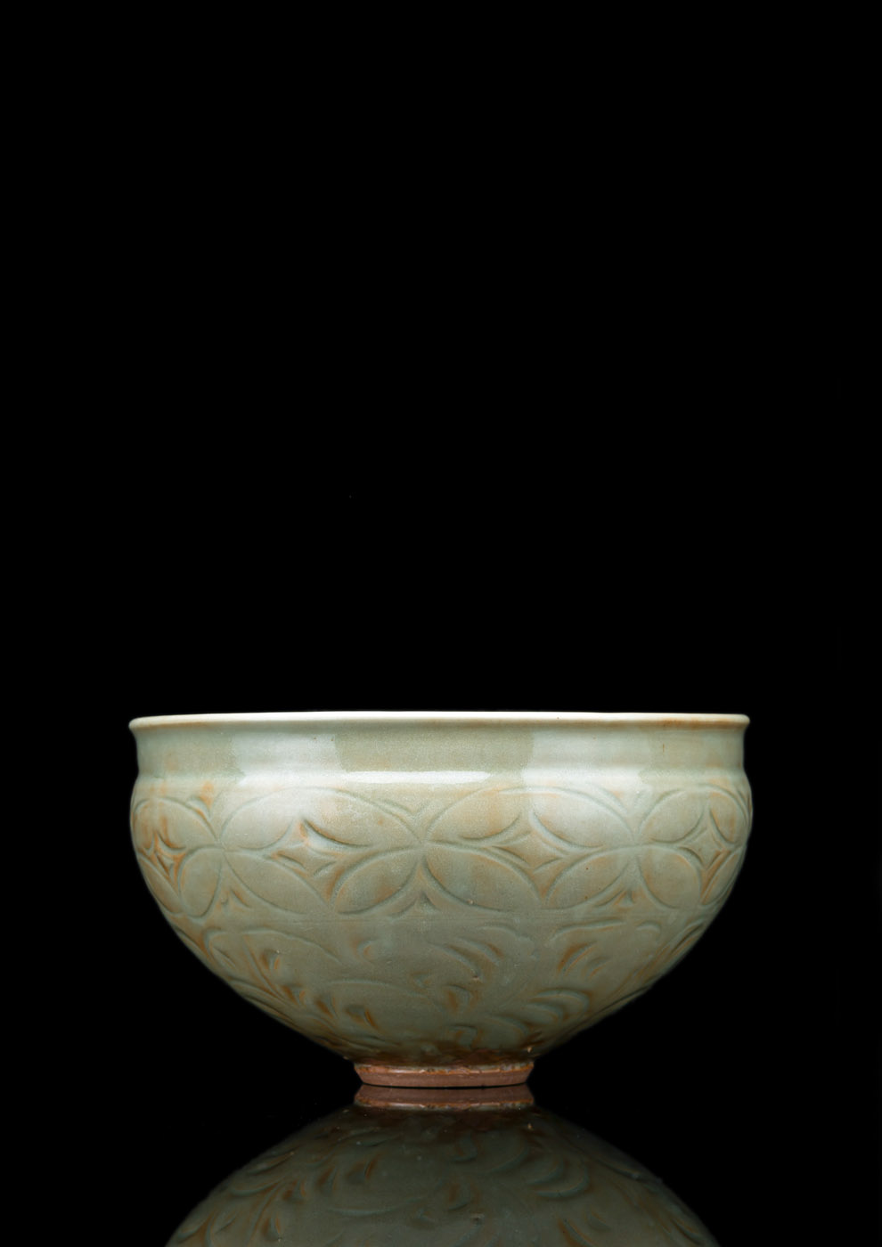 <b>A RARE AND LARGE YAOZHOU BOWL</b>