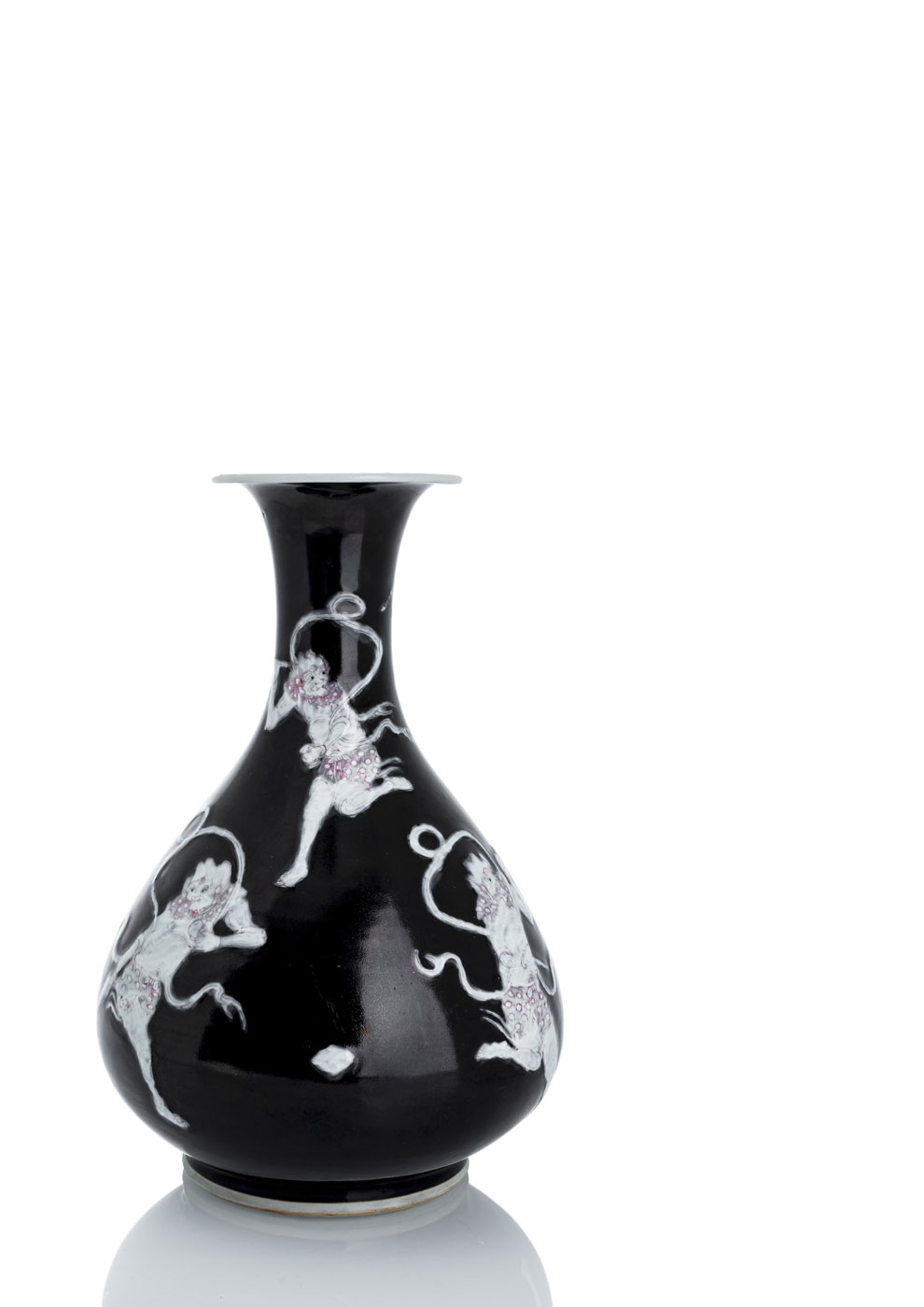 <b>Seltene Vase mit Dekor von Donnergöttern 'Kui Xing' auf schwarzem Fond</b>