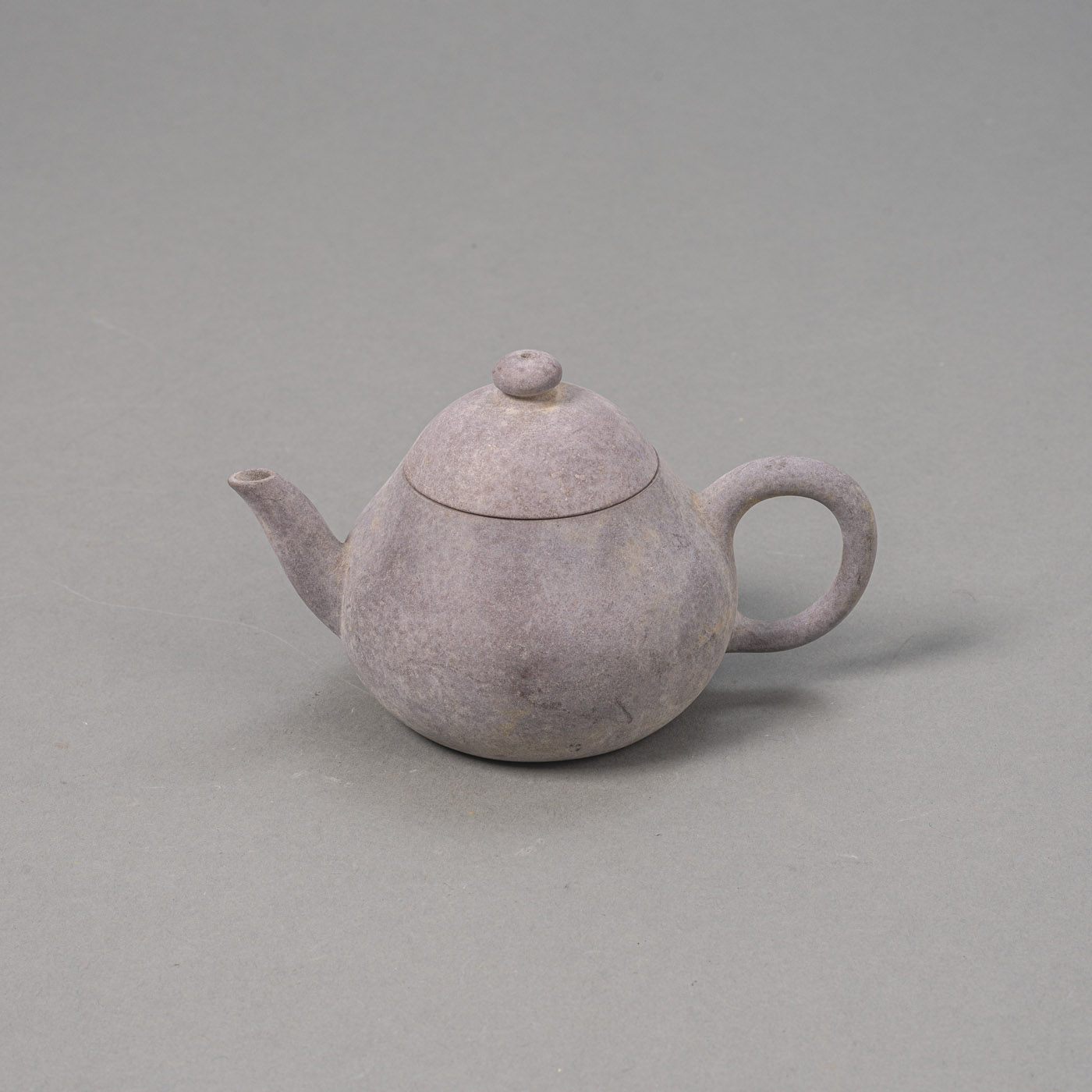 <b>A YIXING ZISHA CLAY TEAPOT</b>