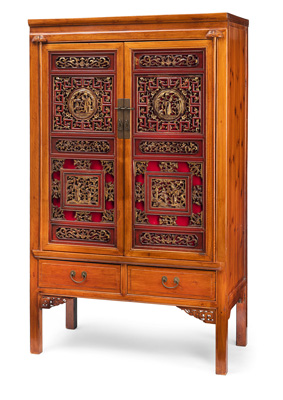 <b>Kabinettschrank aus Holz mit Schubladen, Türen mit durchbrochen geschnitzten Reliefelementen mit figuralem Dekor, teils Rot- und Goldlackauflage</b>