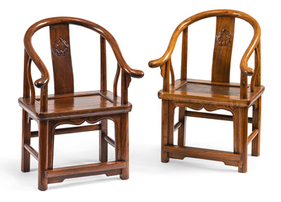 <b>Zwei Kinderstühle aus Holz in Hufeisen-Form</b>