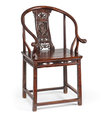 <b>Hufeisen-Stuhl aus Holz, Rücklehne geschnitzt mit Wu Song und Tiger</b>