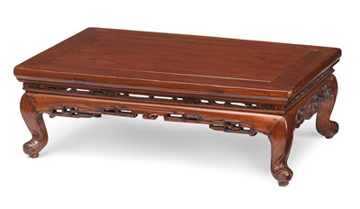 <b>Niedriger Kang-Tisch aus Holz mit geschwungenen Beinen und teils durchbrochen geschnitzten Schürzen</b>