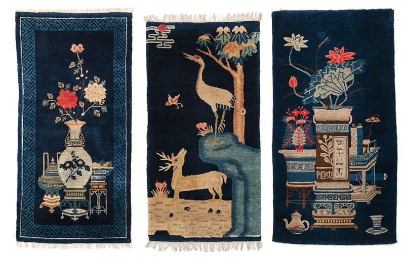 <b>Drei dunkelblaugrundige Teppiche mit Antiquitäten- und Kranich-Reh-Dekor</b>