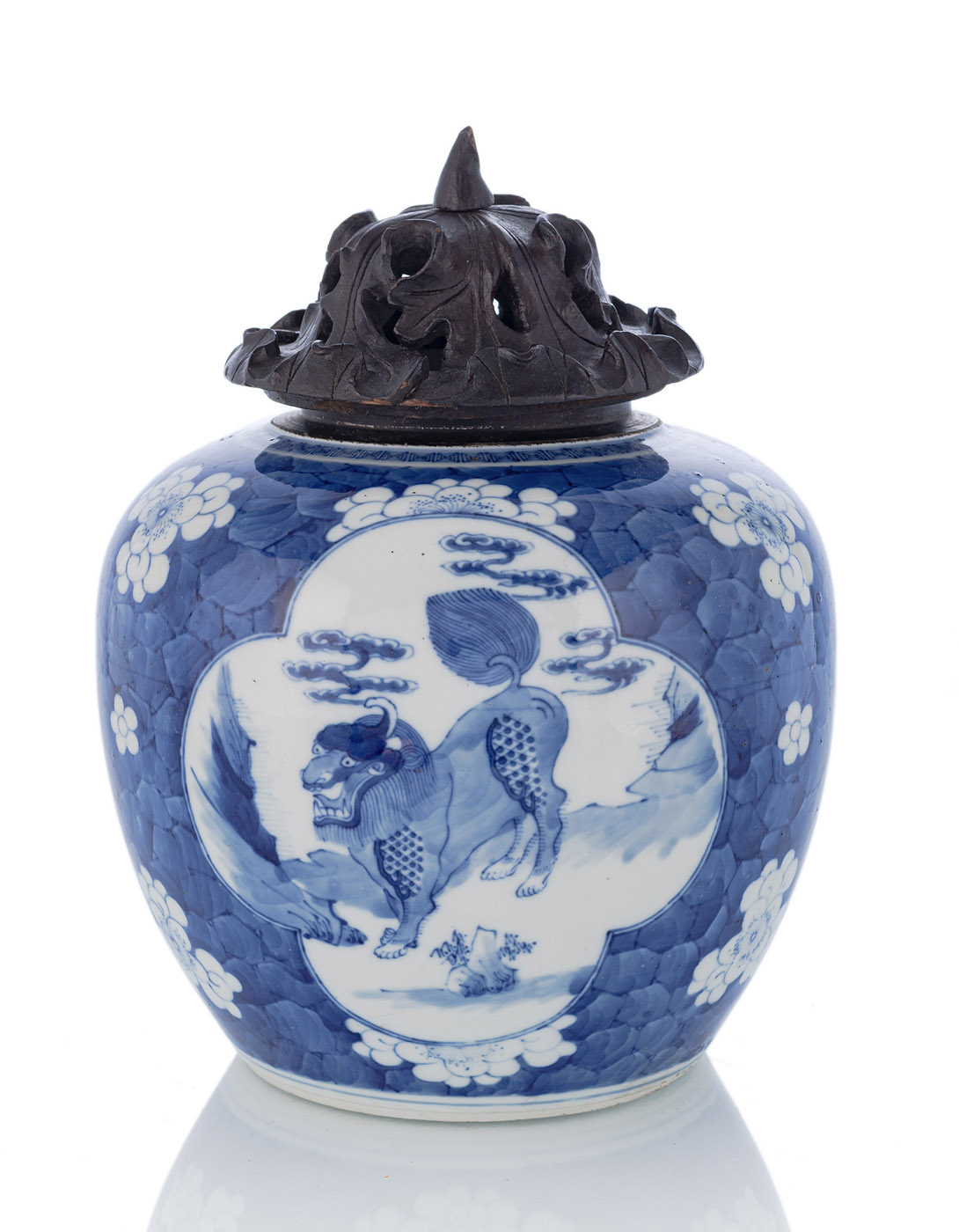 <b>Unterglasurblau dekoriertes Gefäß mit Reservendekor mit Qilin auf Pflaumenblüten-Fond</b>
